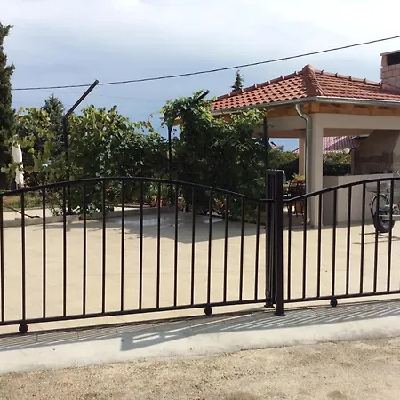 Tin דירה Pinezići
